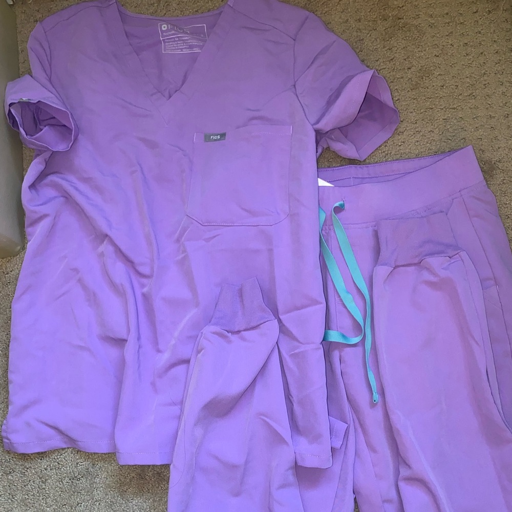 Figs scrubs set size small in lilac
